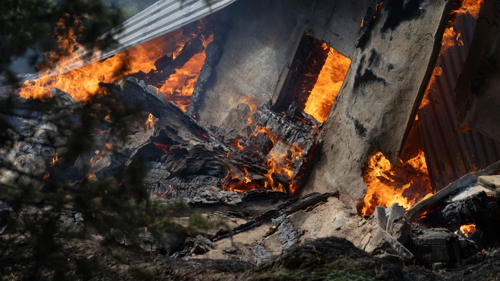 Attefallshuset i Arnemark totalförstördes av en brand under helgen och nu misstänks ägaren för brott. 