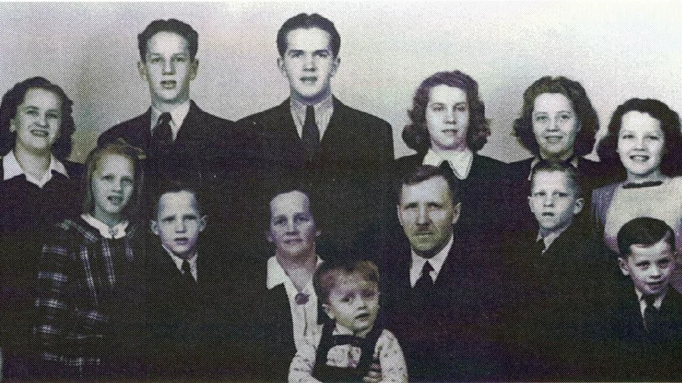 Familjen Ernst Jonsson. I bakre raden från vänster ses Inga, Sven, Helge, Siri, Ingrid och Linnéa. I främre raden sitter från vänster Lisa, Ivan, Svea med sonen Lars i knät, Ernst, Göte och Valentin.