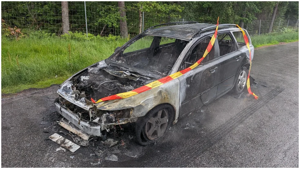 På bilden syns bilen som började brinna under färd på riksväg 263 nära Enköping.