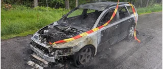 Personbil brann upp nära Enköping – började brinna under färd