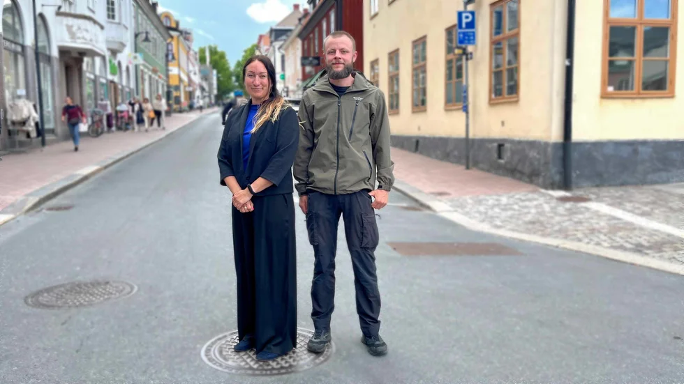 Jenny Svensson och Jacob Hoffsten från Socialisterna Välfärdspartiet presenterar sin alternativa budget inför 2025. En underbalanserad sådan, men det är inga konstigheter, menar de.