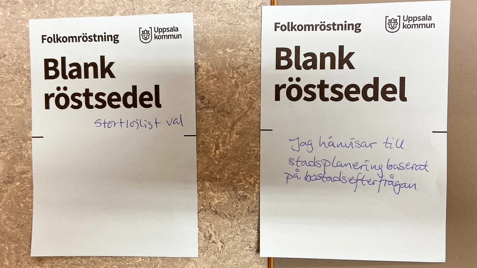 Några väljare har skrivit till egna budskap på sina valsedlar i folkomröstningen.