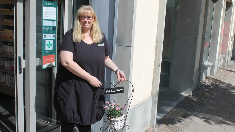 Hälsar välkommen gör Jenny Rangsjö, apotekschef och receptarie på Apoteket i Motala. "Man får hjälpa till med både stort och smått", säger hon om kontakten med kunderna i sitt yrke.