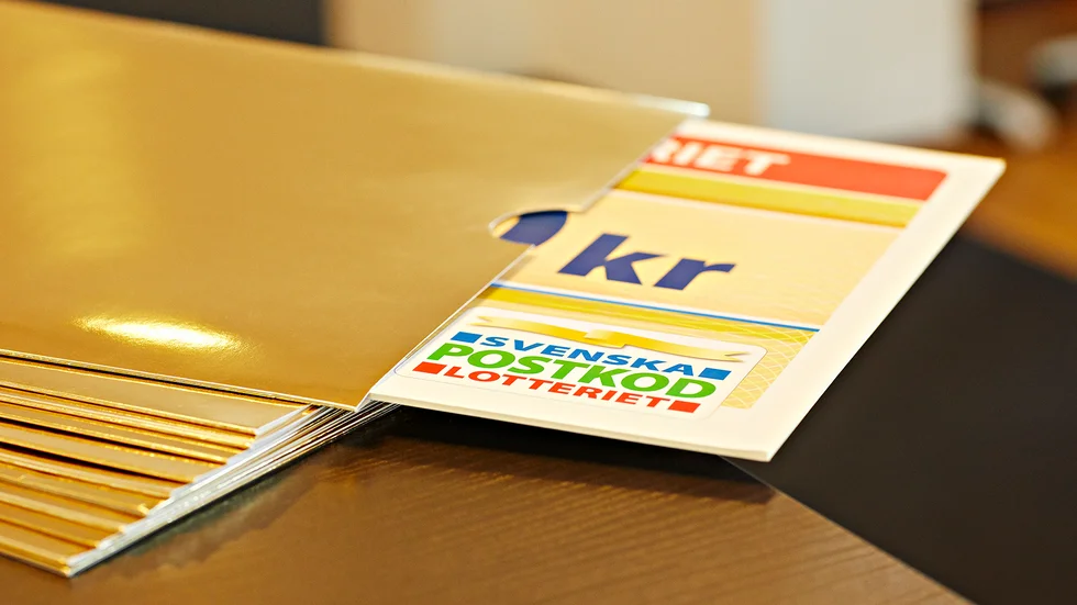 Bedragare ringer till personer och uppger sig vara från Postkodlotteriet för att komma över bankuppgifter. 