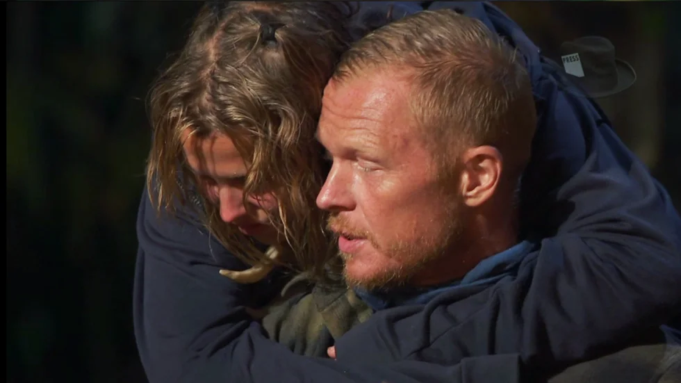 Simone Sjöström kramar om Alexander Strandberg efter att han gjort henne immun i ö-rådet.