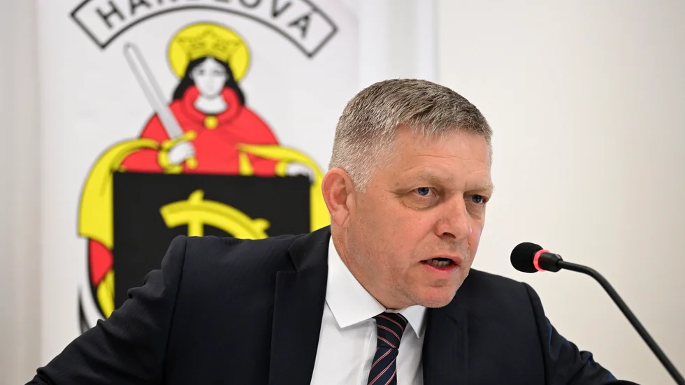 Robert Fico under presskonferens i Handlová strax innan han sköts med flera skott.