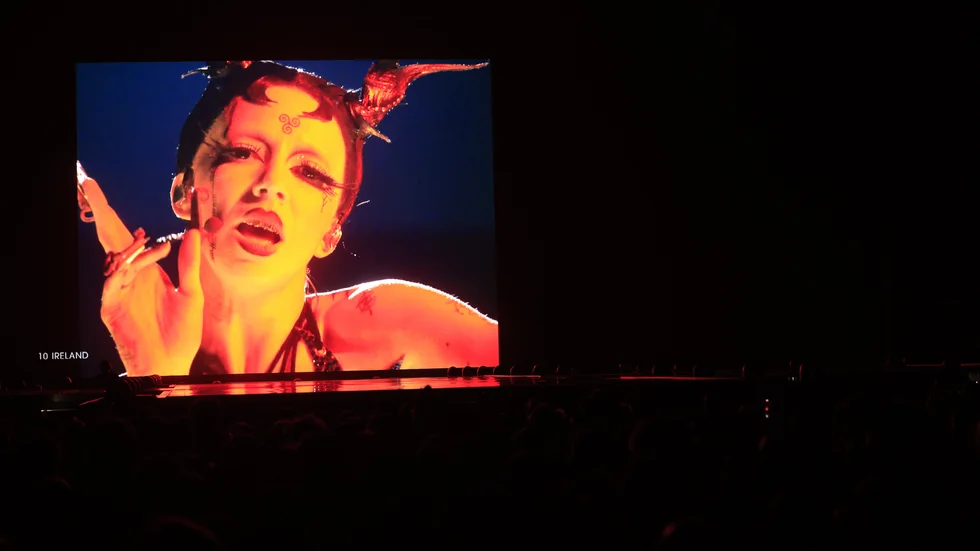Irlands bidrag "Doomsday Blue" med artisten Bambie Thug visades på en skärm under genrepet i Malmö arena.