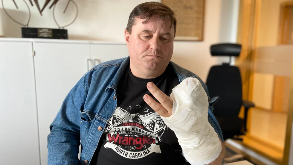 "Den här handen kan jag inte jobba med mer. Jag vet inte hur jag ska tjäna pengar nu", säger Robert  efter olyckan.