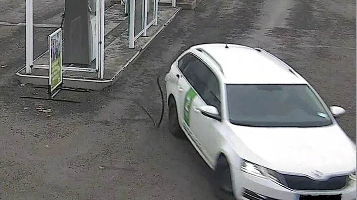 Föraren glömde ta loss slangen innan hen åkte i väg, något som inte är ett helt ovanligt fenomen.
