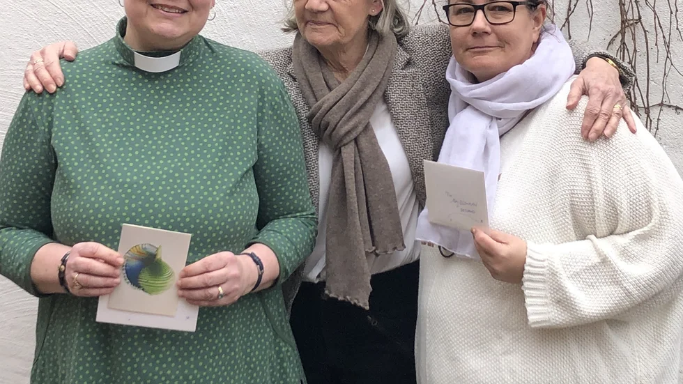 Agneta Medhammar, Rebeckorna, delar ut bidrag till Michaela Kratz och Helen Coughlin-Sjögren.