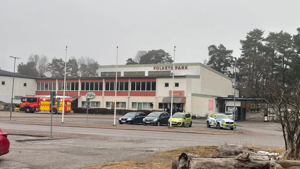 Polis och räddningstjänst på plats efter den anlagda branden i lördags kväll.