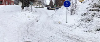 Gående riskerar livet när bilister genar på gångvägen