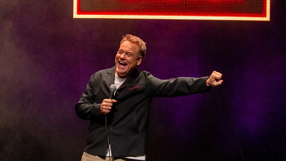 Det sedan tidigare bestämt att Henrik Schyffert kommer till Eskilstuna med sin standupturné “Schyffert Forever”. Nu gör han en extraföreställning på samma dag.