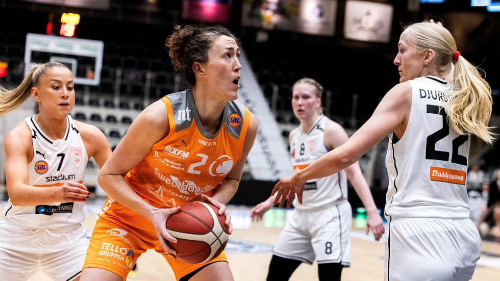 Kate Oliver och Dolphins tar sig an Luleå i semifinalserien. Det är bäst av fem matcher som gäller och den första spelas i Stadium Arena på onsdag.