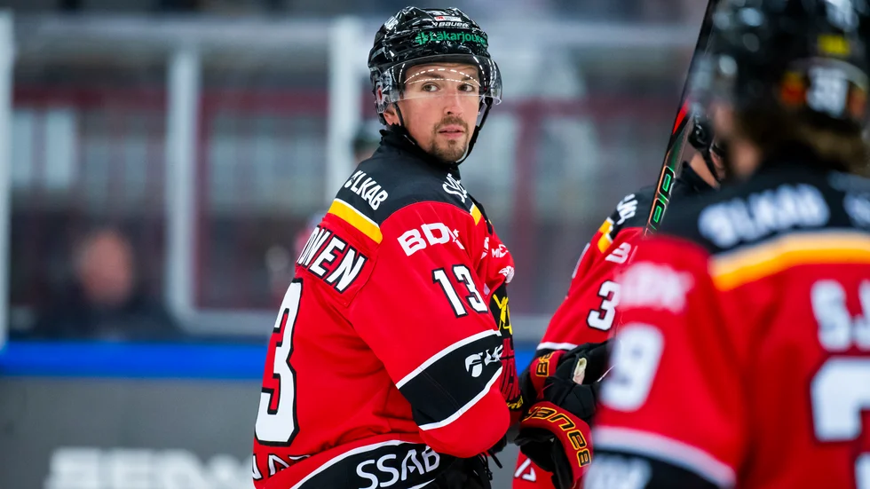 "Det finns många skillnader. Det åks, framför allt, mycket mer skridskor här. Så för mig handlar det mycket om att få igång benen", säger Eetu Koivistoinen.