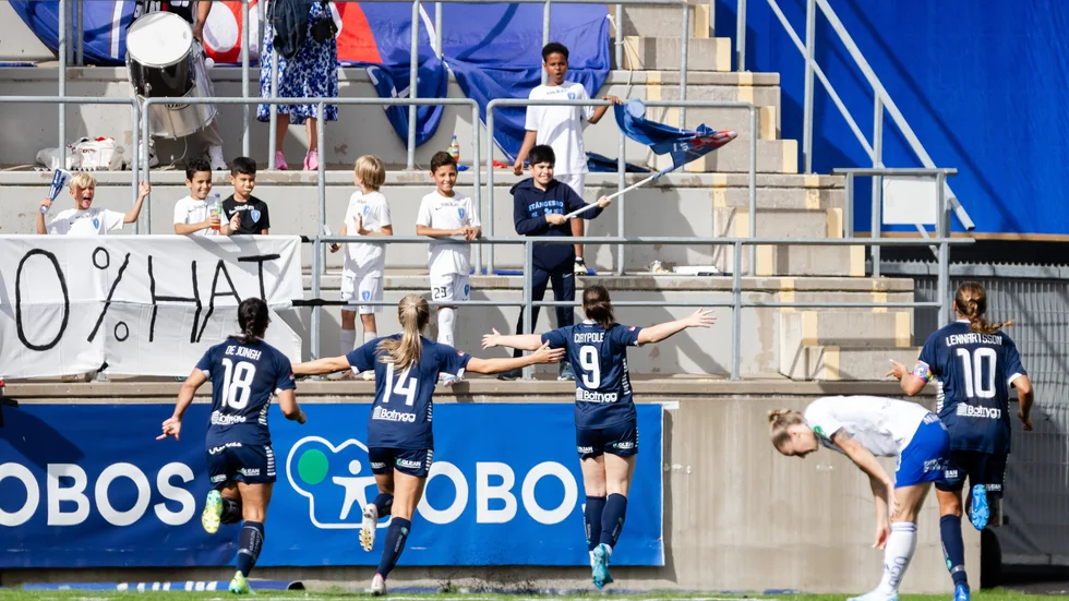 LFC har tagit ledningen i derbyt mot IFK Norrköping. Aimee Clayhole inledde målskyttet.