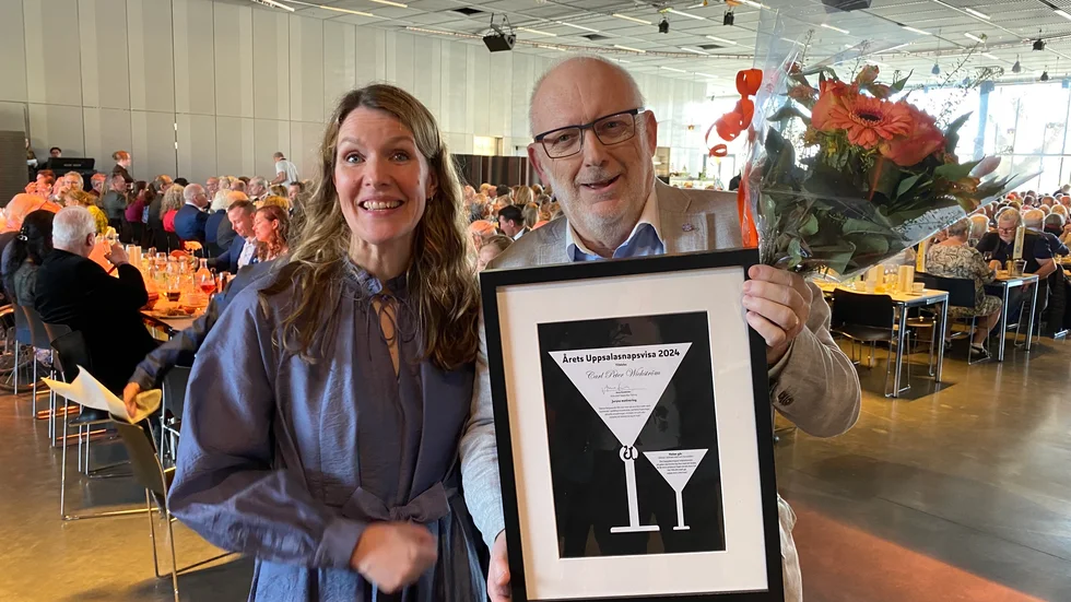 UNT:s kulturchef Anna Sundström delade ut priset för årets snapsvisa till Carl Peter Wickström. Priset delades ut på UKK:s sillunch.