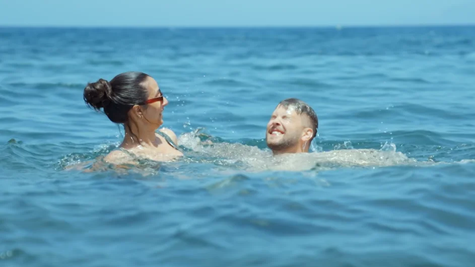 Rosanna och Christoffer låter romantiken ta fart när de badar i Egeiska havet.