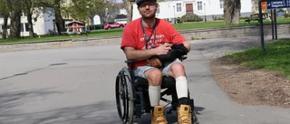Färdtjänsten dök aldrig upp – Rickard fick rulla hem 5 kilometer