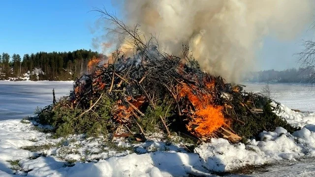 Föreningarna fick fjutt på sin brasa.