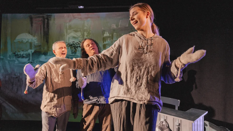 Tornedalsteaterns "Kööki show" bränner till i en scen när en "hitflyttad" tornedalning blir kär i en samisk man ."Överraskande och modigt av teatern att berätta om hur det kan knaka mellan människorna", menar recensenten Regine Nordström. 