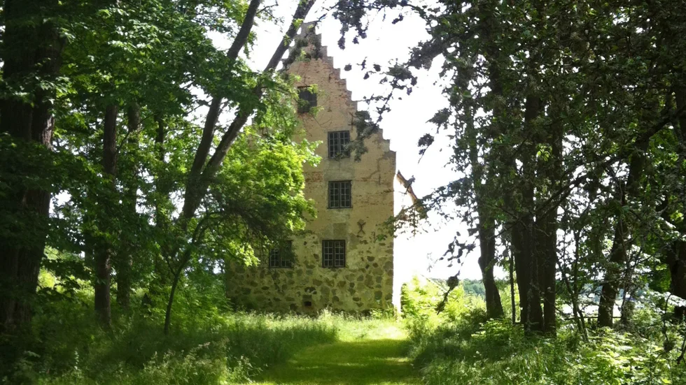 Utö hus i försommarskrud. Så vackert kommer det antagligen att vara den 18 maj när fem par får möjlighet att gifta sig i den anrika byggnaden som då tillfälligt öppnas av Statens fastighetsverk.