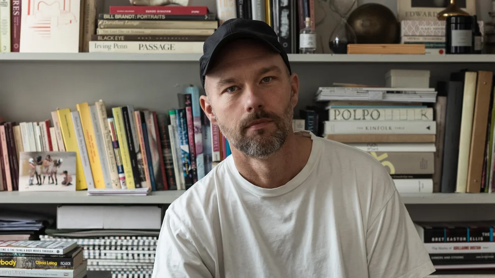 Conny Karlsson Lundgren är född och uppvuxen i Västervik. Just nu är han aktuell med uställningen "Jag kysser dina ögon" på Bonniers Konsthall i Stockholm. Han har även skapat HBTQI+-monumentet "Gläntan" i Göteborg.