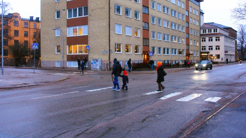 Utan att se sig för vandrar folk ut på den markerade gatan.