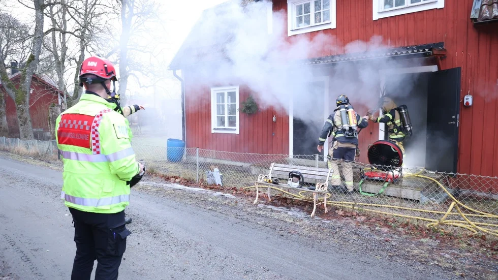 En villa utanför Knivsta började brinna under måndagsmorgonen.