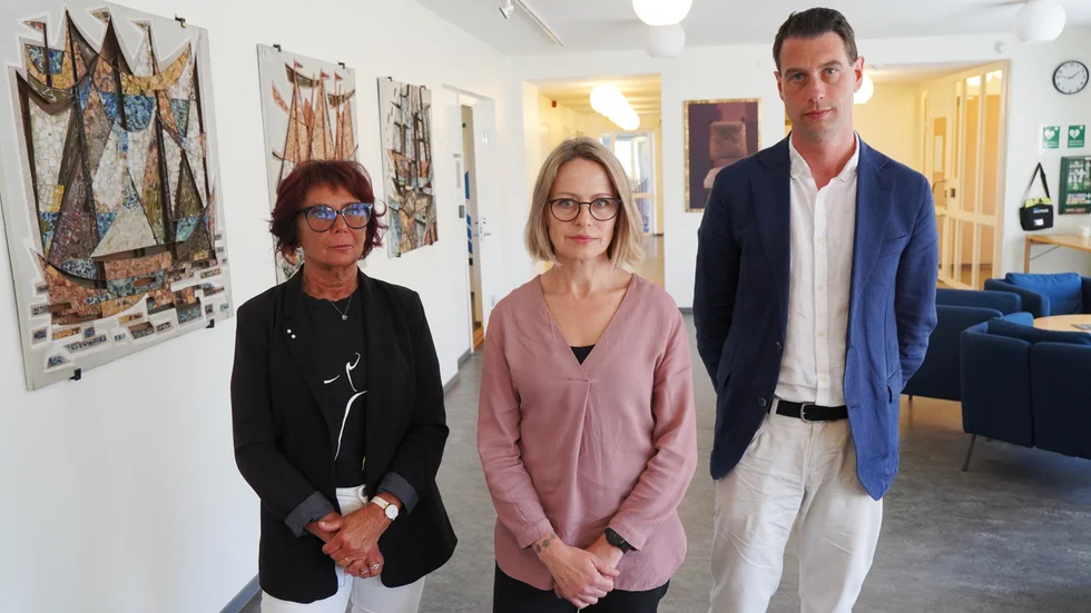 Liselotte Månsson enhetschef på individ och familjeomsorgen, Märta Norberg, verksamhetschef för försörjningsstöd och socialchef Joakim Nyman presenterade hur kommunen ska arbeta med den akuta bostadsgarantin.