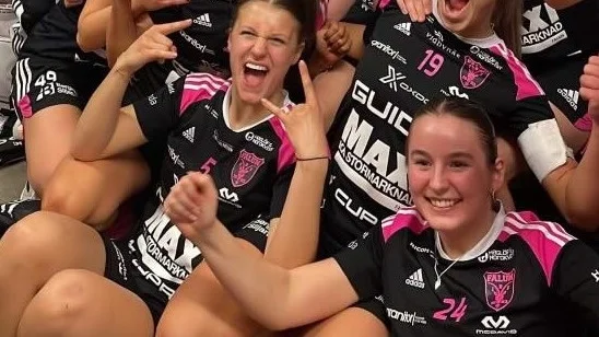 Emy Westergren, längst till höger, firar JSM-silver med lagkamraterna i Falun. 