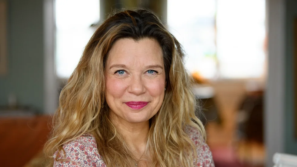 Emma Hambergs roman "Je m'appelle Agneta" har enligt Bonniers bokklubb sålt i över 200 000 exemplar. Nu ska den turnera teaterpjäs.
