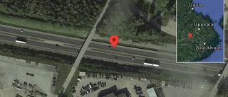 Personbil stillastående på E18 - stopp i ett körfält