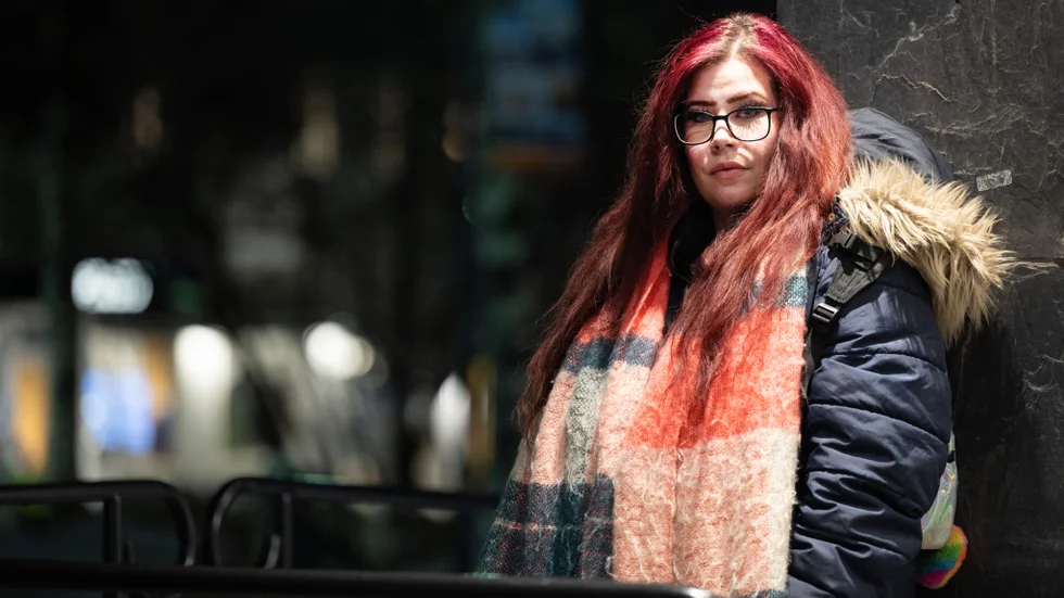Davina Renström studerar till psykolog och jobbar i dag på den psykiatriska slutenvårdsenheten vid Piteå sjukhus. Nu kritiserar hon Regionen, som vill utreda möjligheten att lägga ner slutenvårdsenheten i Piteå.