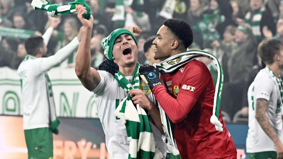 Jusef Erabi och Oliver Dovin firar efter derbysegern.