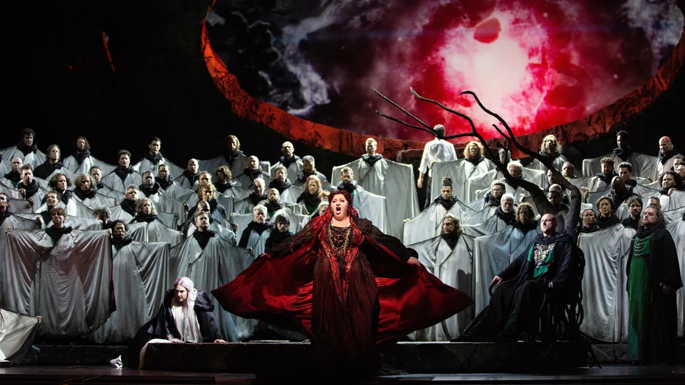 Folkets hus och parker direktsänder föreställningen "Lohengrin" från Met-operan i New York.