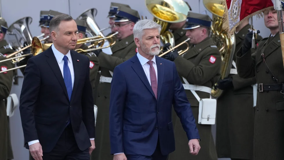 Polens president Andrzej Duda, (till vänster) tar emot Tjeckiens president Petr Pavel i Warszawa