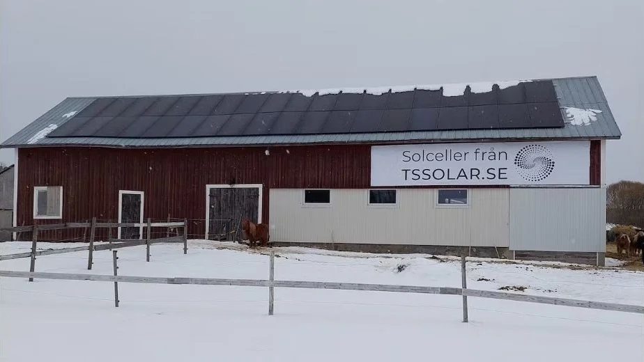 Ladugårdstaket i Legdeå har 100 kvadratmeter solceller.
