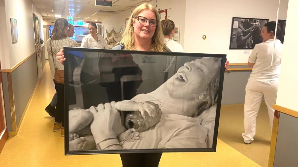 "Jag är så glad att kunna säga att semesterperioden hos oss på Mälarsjukhuset varit jättebra. Men vi har jobbat hårt för det också." Förlossningsavdelningens enhetschef Katarina Söderström Nilsson, här i samband med avdelningens fotoutställning 2023, kan nu räkna in full barnmorskebemanning. Och antalet födslar i juli stannade på fjolårets lite lägre nivå.