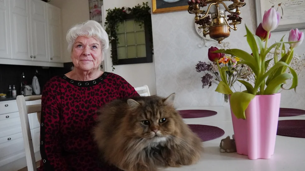 Anne-Marie Norman bor numera i Västervik tillsammans med katten Leo.