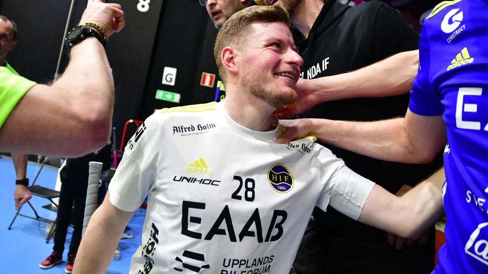 Hagundas lagkapten Markus Åkerfeldt firar med supportrarna efter den nästan osannolika avslutningen i SSL, där Uppsalalaget fick hjälp av Billy Nilsson Gävle, som slog Dalen.