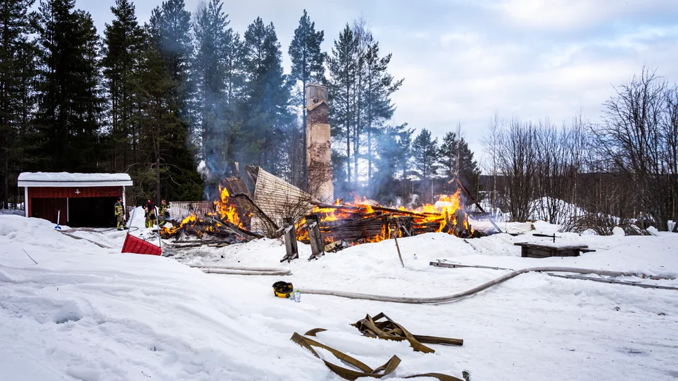 Ett hus i Södra Bredåker, Bodens kommun, brann ned till grunden under söndagen. 