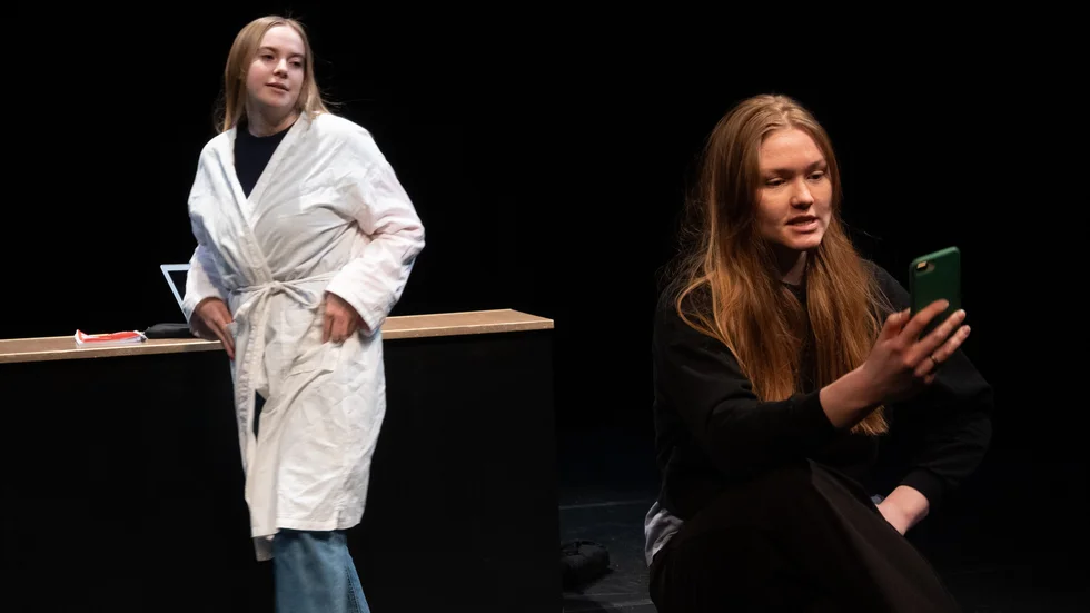 Alice Sjöberg Brise och Alice Stenberg, studenter på Teaterhögskolan, tycker att pjäsen lyfter viktiga frågor.