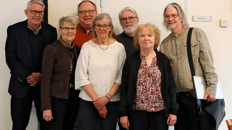 Nya styrelsen i Risinge Hembygdsförening. Från vänster Lars Cederulf, Marianne Persson, Lars-Arne Esping, Karin Fors, Johan Tell, Ann-Britt Wrenner och Urban Ekelund. Saknas gör Marie Felix, Åke Hellman, Barbara Leuenberger och Monica Remning.