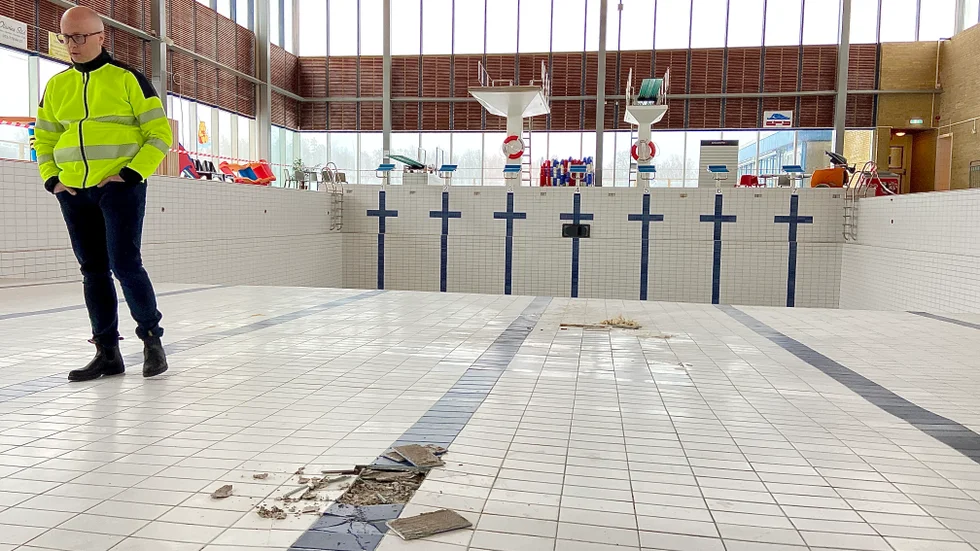 Oxelösunds kommuns dåvarande projektledare Martin Englund tittade till skadorna på Ramdalsbadet i mitten av mars. Nu ska badet förhoppningsvis kunna öppnas i mitten av september. Under reparationerna har träningsytorna i Ramdalens sporthall varit öppna som vanligt. Arkivfoto