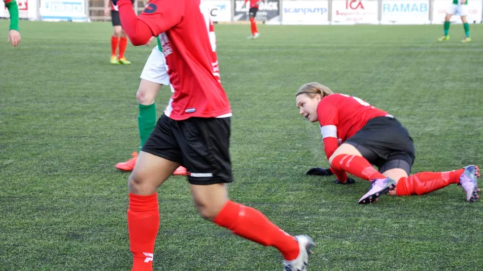 TUFFT. HFF-spelarna fick bita i det sura gräset. Här har Anton Snäll gått omkull – och till slut blev det storstryk. ”Det är jävligt surt att börja så här”, säger Snäll.