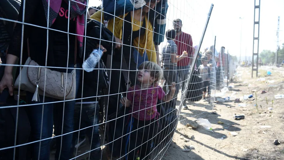 FLYKTINGAR. Här väntar migranter på att ta sig över gränsen mellan Grekland och Makedonien.