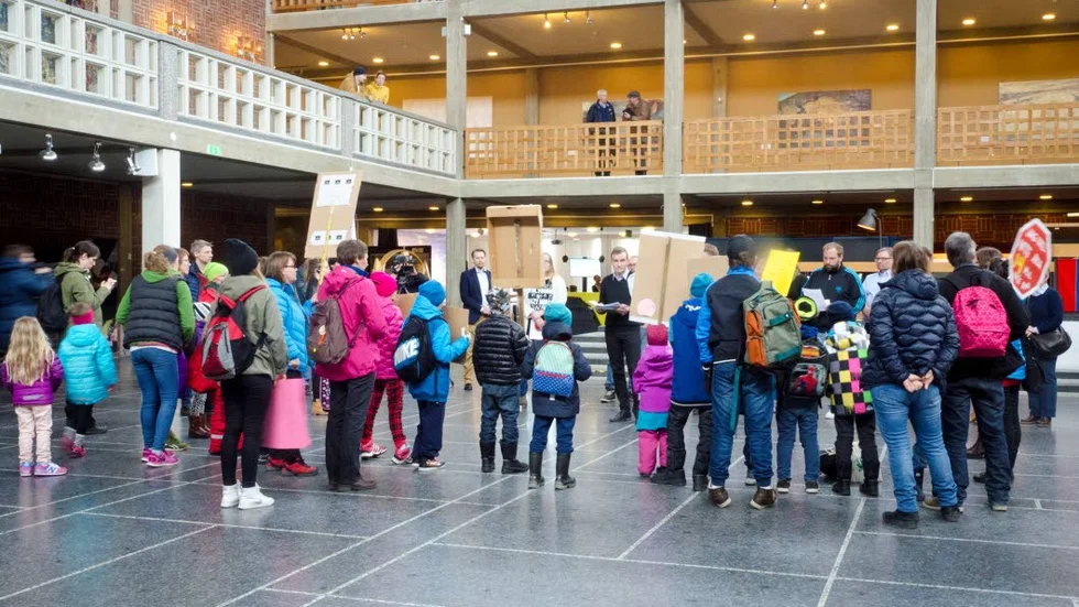 ÖVRE SOPPERO. Det var både elever, lärare och föräldrar från Övre Soppero som kommit till Kiruna stadshus för att uppvakta politikerna.