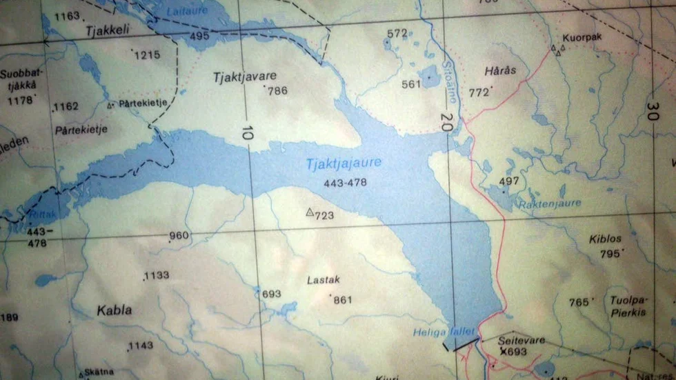 STOR. Tjaktjajaure är en stor och på vissa ställen djup sjö med strömmar. Sjön däms av Seitevaredammen och den har stora tillflöden från bland andra Rapaälven och Sitoälven.