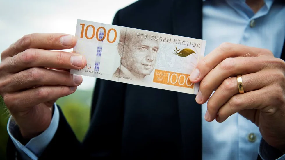 Hammarskjöld. Den nya 1?000-kronorssedeln har ett 	porträtt av Dag Hammarskjöld på framsidan. De nya sedlarna ska vara svårare att förfalska, enligt Riksbanken.